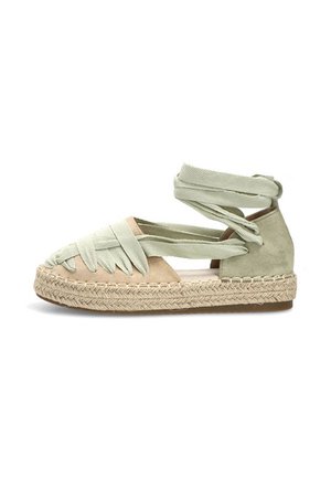 Sandalia espadrille beige y verde claro con suela plana de yute, tacón de ante, tiras de tela cruzadas y lazos para atar en el tobillo.
