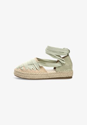 Sandalia espadrille beige y verde claro con suela plana de yute, tacón de ante, tiras de tela cruzadas y lazos para atar en el tobillo.