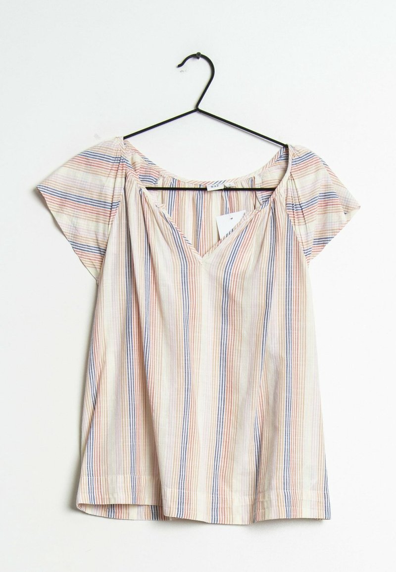 Top leggero con scollatura a V, maniche corte e righe verticali nei colori pastello di pesca, blu e crema. Il tessuto sembra morbido e traspirante.