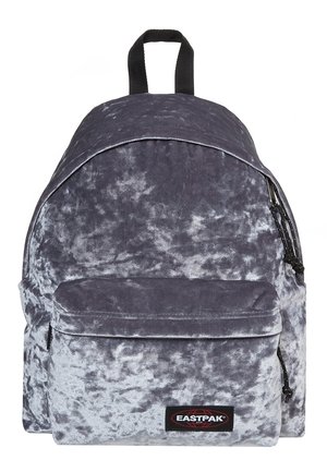 Mochila Eastpak jaspeada en gris y negro con un bolsillo frontal con cremallera y un asa superior negra.
