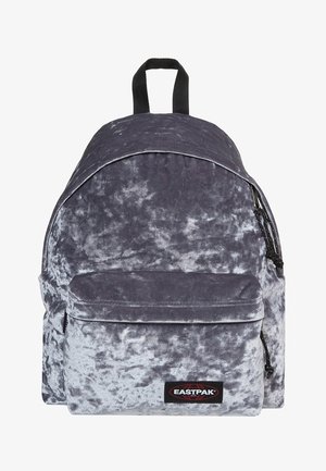 Mochila Eastpak jaspeada en gris y negro con un bolsillo frontal con cremallera y un asa superior negra.