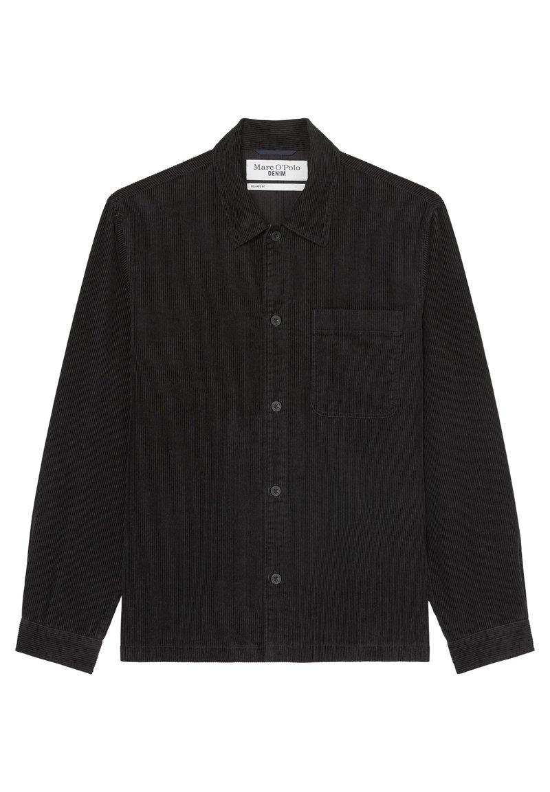 Černá manšestrová košile s límečkem na knoflíky, přední kapsou a dlouhými rukávy s knoflíkovými manžetami a vertikální žebrovanou texturou.