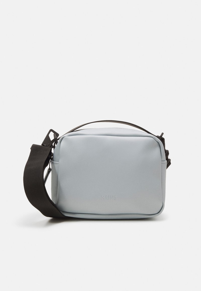Borsa a tracolla in materiale impermeabile di colore blu chiaro, forma rettangolare con una tracolla nera regolabile. Presenta un branding minimalista e una texture liscia.