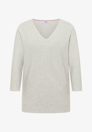 Suéter de manga larga con cuello en V, color gris claro, con textura acanalada sutil y detalle de costura central, con etiqueta "Cecil" en el interior del cuello.