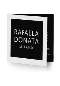 Quadratische schwarz-weiße gefaltete Karte mit "RAFAELA DONATA MILANO" in Großbuchstaben auf der Vorderseite gedruckt.