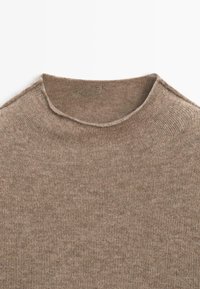 Brauner Strickpullover mit leicht erhöhtem Rundkragen, flach auf einem weißen Hintergrund liegend dargestellt.