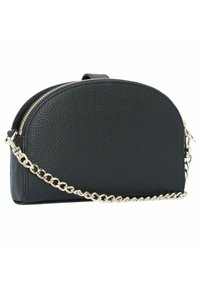 Bolso de mano de cuero negro con acabado texturizado, forma redondeada, cierre de doble cremallera y correa de cadena dorada.