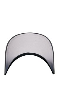 Cappello nero con la parte inferiore grigia, caratterizzato da una visiera curva, dettagli cuciti e una superficie texture. Nessun logo o decorazione visibile.