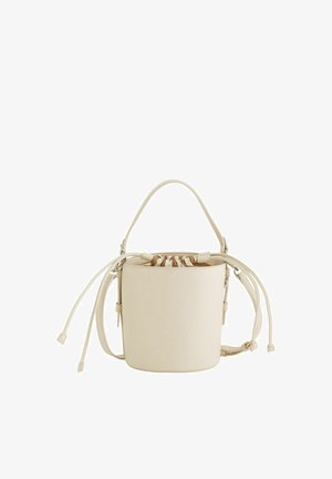 Kleine beige Bucket-Handtasche mit Zugbandverschluss, kurzem Griff und verstellbarem langem Riemen auf weißem Hintergrund.