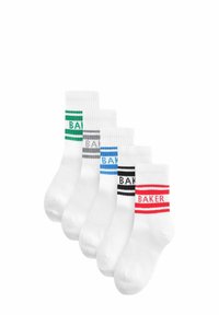 Witte enkel sokken met kleurrijke gestreepte accenten: groen, grijs, blauw, zwart en rood. Elke sok heeft het woord "BAKER" in bijpassende kleuren.