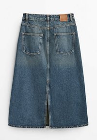 Jupe midi en jean bleu avec deux poches arrière, passants pour ceinture, une fente centrale au dos et un petit patch en cuir sur la ceinture.