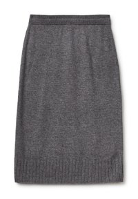 Pletená šedá tužková sukně s ribbovaným pasem a texturovaným lemem s vertikálními pruhy. Materiál vypadá měkce a elasticky.