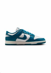 Zapatilla Nike Dunk Low con una combinación de cuero blanco y verde azulado, punta redondeada, cordones planos y una suela de goma texturizada.