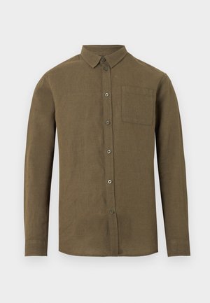 Πουκάμισο με μακριά μανίκια σε λαδί χρώμα, με κουμπιά, μια μοναδική τσέπη στο στήθος, κλασικό γιακά και τυπικά μανσέτες, εμφανιζόμενο σε απλό φόντο.