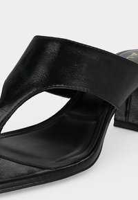 Sandale mule en cuir noir avec une large bride, un bout carré, une semelle intérieure rembourrée et un talon bloc.