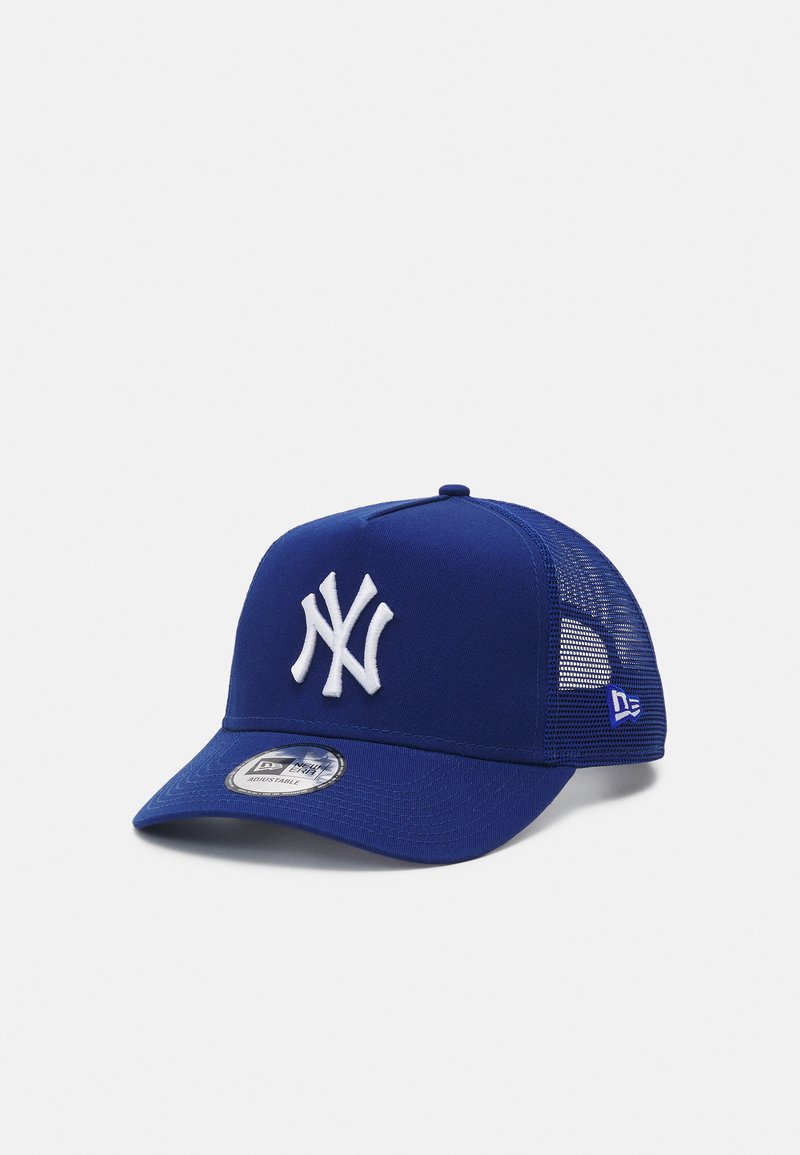 Blaues Cap mit weißem gesticktem "NY"-Logo, Netzseitenteilen, gebogenem Schirm, verstellbarem Snapback-Verschluss und einem runden Logopatch auf der Vorderseite.