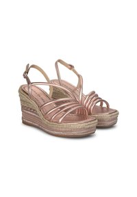 Sandali wedge in rosè dorato metallizzato con fasce incrociate. Suola in juta intrecciata e cinturino alla caviglia con chiusura a fibbia.