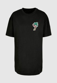 Camiseta de algodón negra con un diseño colorido de palmera y cono de helado en el lado izquierdo del pecho. Mangas cortas y corte relajado.