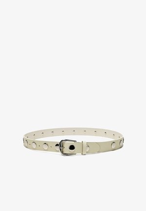 Krásný béžový kožený pásek se stříbrnými kulatými nýty rovnoměrně rozmístěnými a stříbrnou přezkou, zobrazený na bílém pozadí.