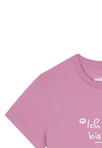 Helles rosa Baumwoll-T-Shirt mit kurzen Ärmeln und Rundhalsausschnitt. Mit einem weißen Text-Graphic auf der Vorderseite, das ein verspieltes Zitat zeigt.