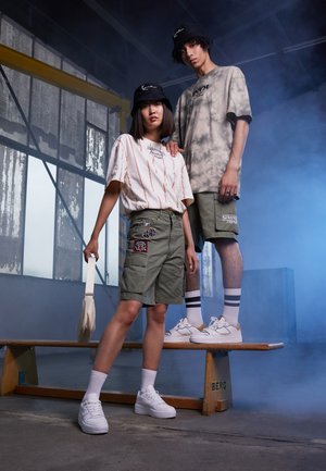 KANI X STRANGER THINGS HELLFIRE CLUB CARGO SHORTS MILITARY - Šortai - green