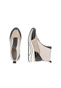 Baskets avec un mélange de matières beige et noire. Présentent une fermeture à glissière, un design épuré, des accents noirs brillants et des semelles texturées.