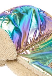Iridescente metallici kangas, jossa on pehmeä beige lammasvilla vuori. Ominaisuuksiin kuuluu sileä pinta ja näkyvät ompeleet reunassa.