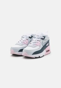 Tenisky Nike Air Max majú biely a šedý zvršok s ružovými akcentmi, polstrovaný golier a viditeľnú vzduchovú jednotku v päte.