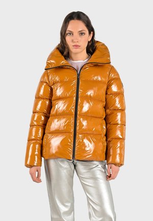 Glanzende oranje pufferjack met een hoge kraag, ritssluiting en horizontaal gestikt ontwerp, gecombineerd met metallic zilveren broek.
