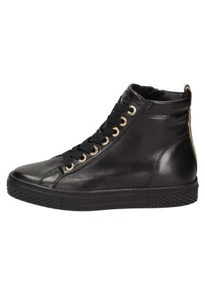 Baskets montantes en cuir noir avec lacets noirs, œillets dorés, semelle texturée et languette en tissu au talon.