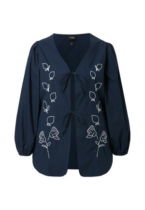 Donkerblauwe blouse met lange ballonmouwen, striksluitingen aan de voorkant en witte geborduurde bloemen- en bladmotieven op de voorpanelen.