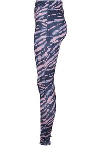 Leggingse s uzorkom tie-dye, s tamnoplavim bojama i ružičastim te svijetloplavim vrtložnim uzorcima. Izrađene su od rastezljivog materijala s visokim strukom.