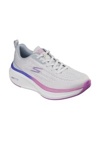 Zapatilla deportiva blanca y ligera con parte superior de punto transpirable, detalles en púrpura y rosa, y suela acolchada para mayor comodidad.