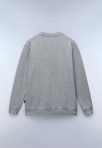 Sudadera gris con mangas largas, cuello y puños acanalados, textura suave y corte recto. Etiqueta visible en la parte inferior izquierda.