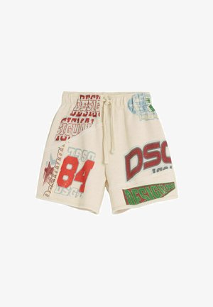Cremefarbene Shorts mit elastischem Bund und Kordelzug, mit großen roten, grünen und blauen grafischen Texten und Zahlen vorne und an den Seiten.