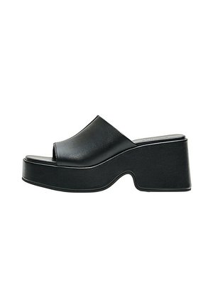 Sort åben tå platform mule med en chunky hæl og en glat læderoverdel, vist fra siden på en hvid baggrund.