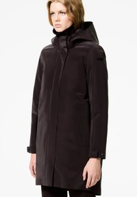 Parka nera impermeabile con collo alto, chiusura frontale con zip, tasche laterali e polsini regolabili. Tessuto liscio e lucido.