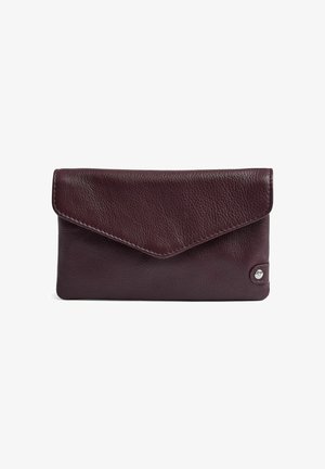 Burgunderfarbiges Lederportemonnaie mit strukturiertem Oberflächenmaterial, einem Umschlagverschluss und einem silbernen Druckknopf.