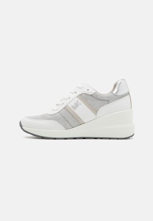 Sneaker blanc avec des panneaux en textile gris, des accents argent métallisé, des lacets plats et une semelle épaisse et superposée pour une hauteur améliorée.