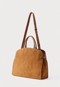 Bruine suède handtas met een gestructureerde vorm, dubbele bovenhandgrepen en een afneembare, verstelbare schouderriem. Gladde leren accenten aan de zijkanten.