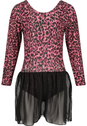 Body à manches longues rose à imprimé léopard avec une surjupe noire transparente attachée à la taille.