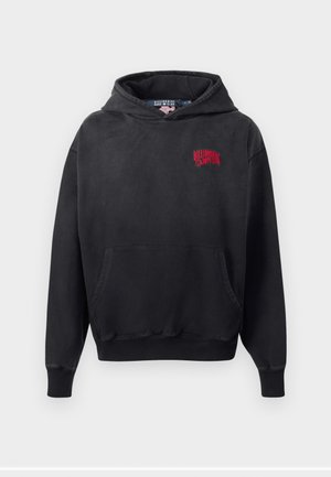 Čierna mikina s kapucňou a prednou vreckom, s červeným vyšitým logom na hornej ľavej strane. Mäkko látka a nastaviteľná kapucňa.