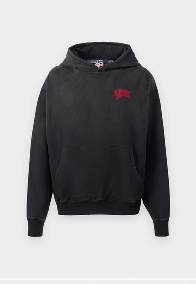 Sweatshirt preto com bolso frontal, apresentando um logo bordado vermelho no canto superior esquerdo. Tecido suave e capuz ajustável.