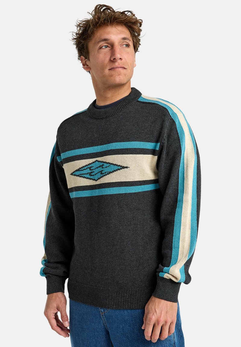 Dunkelgrauer gestrickter Pullover mit türkisfarbenen und cremigen horizontalen Streifen sowie einem Rautenmuster auf der Vorderseite. Gerippter Ausschnitt und Ärmelbündchen.