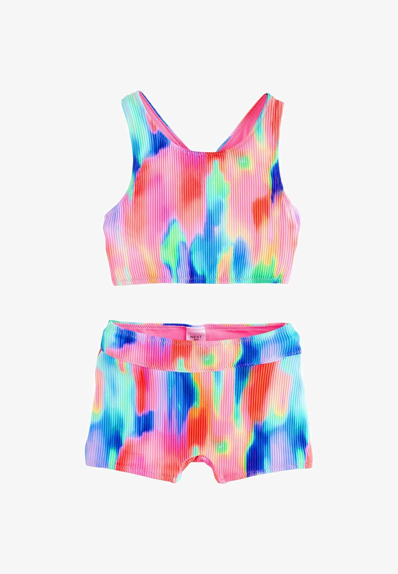 Dwuczęściowy strój kąpielowy dla dziecka z prążkowanej tkaniny, zdobiony wielokolorowym wzorem tie-dye w odcieniach różu, niebieskiego, zielonego i pomarańczowego.