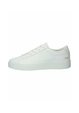 Zapatillas de cuero blanco con textura suave, punta redondeada, suela plana de goma y un sutil logotipo dorado en el talón, con diseño de cordones.