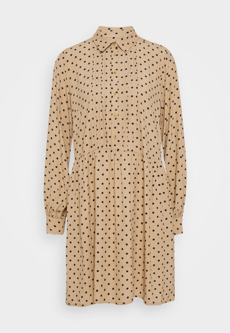 Robe beige à manches longues avec pois noirs, col pointu, patte de boutonnage devant et taille froncée.