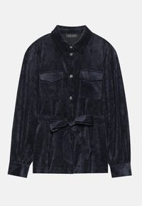 Marineblaue Samt-Hemdenjacke mit spitzem Kragen, vorderer Knopfleiste, zwei Brusttaschen und einem gebundenen Taillengürtel. Weiche Textur.