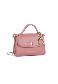 Borsa a mano in pelle rosa con finitura testurizzata, hardware dorato, tracolla a catena e pattina frontale con chiusura e logo. Design compatto.
