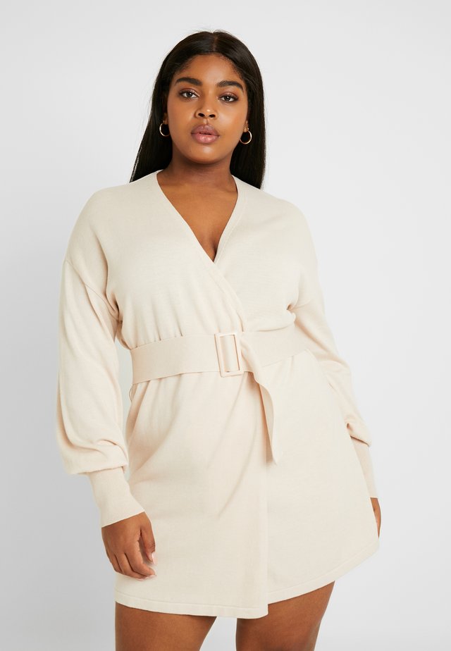 BELTED BUCKLE WRAP DRESS - Robe pull - cream